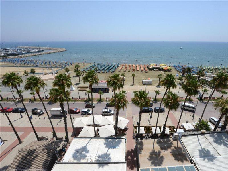 Les Palmiers Beach Boutique Hotel & Luxury Apartments Larnaca Ngoại thất bức ảnh
