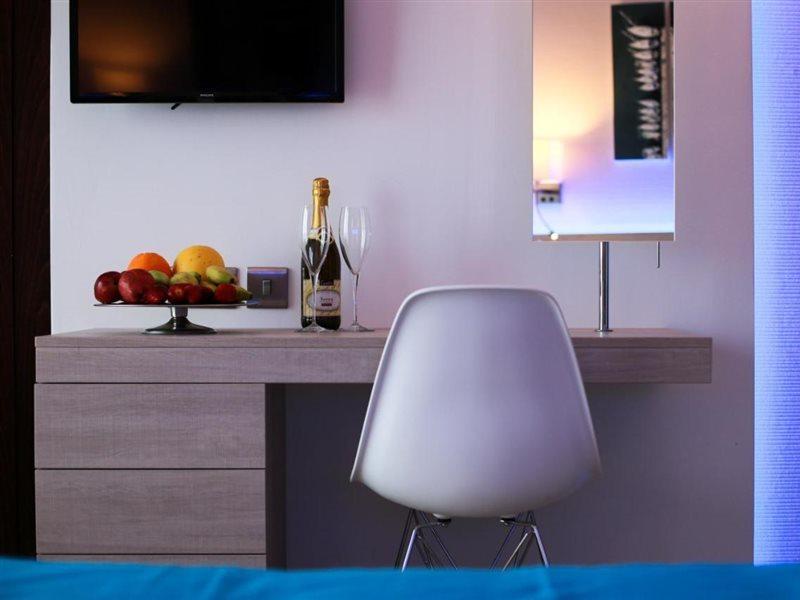 Les Palmiers Beach Boutique Hotel & Luxury Apartments Larnaca Ngoại thất bức ảnh