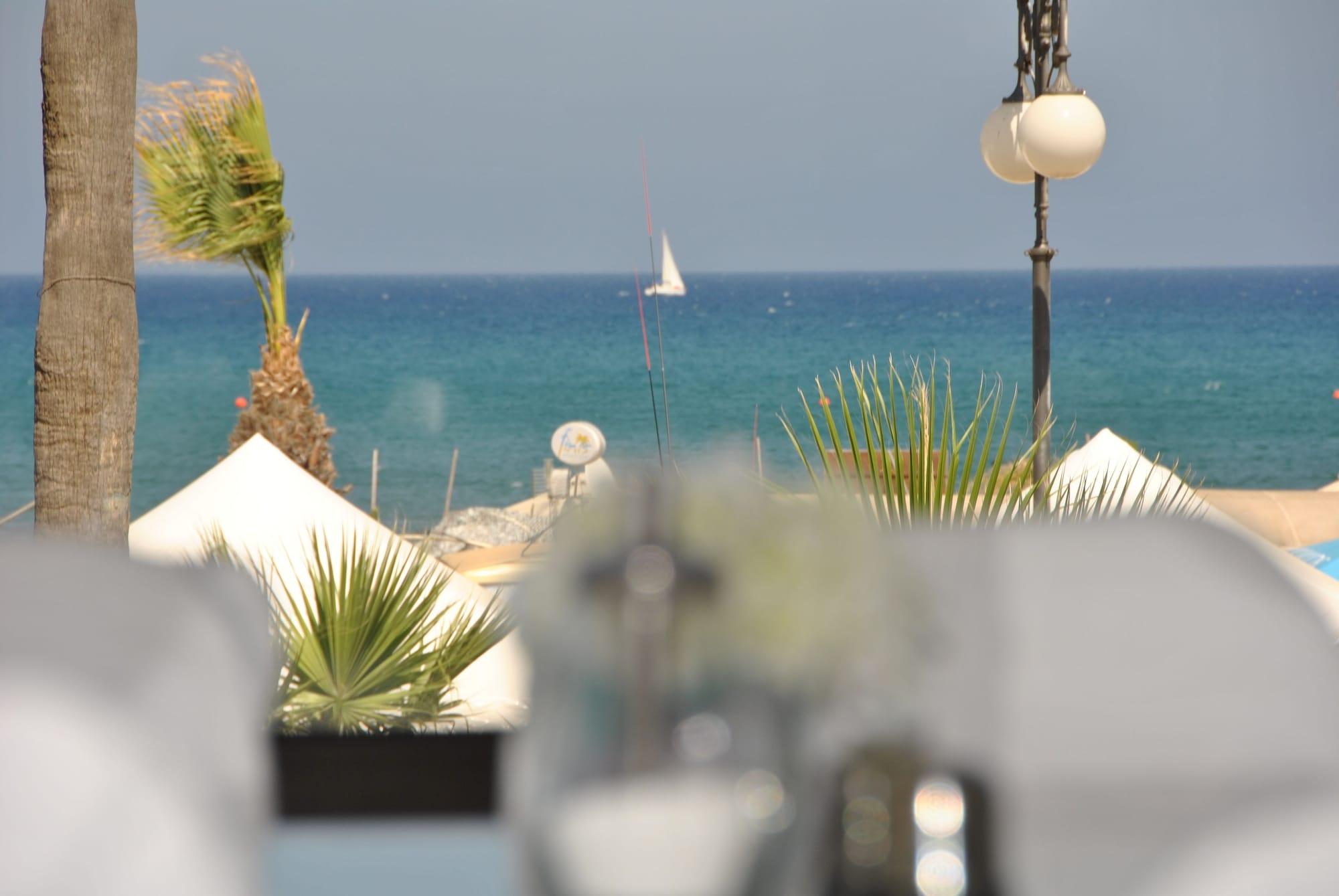 Les Palmiers Beach Boutique Hotel & Luxury Apartments Larnaca Ngoại thất bức ảnh