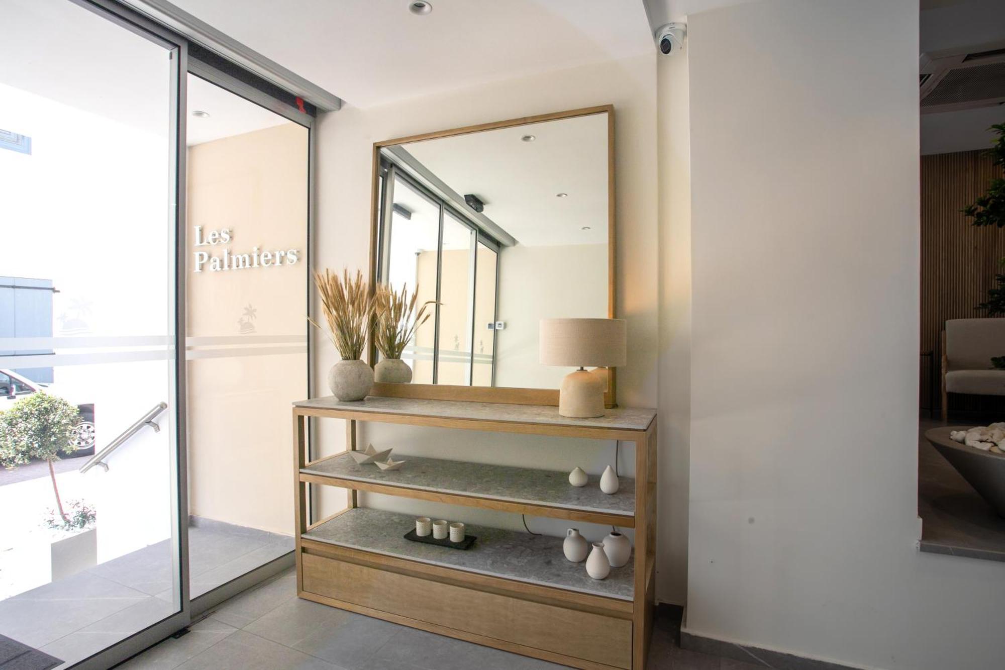 Les Palmiers Beach Boutique Hotel & Luxury Apartments Larnaca Ngoại thất bức ảnh