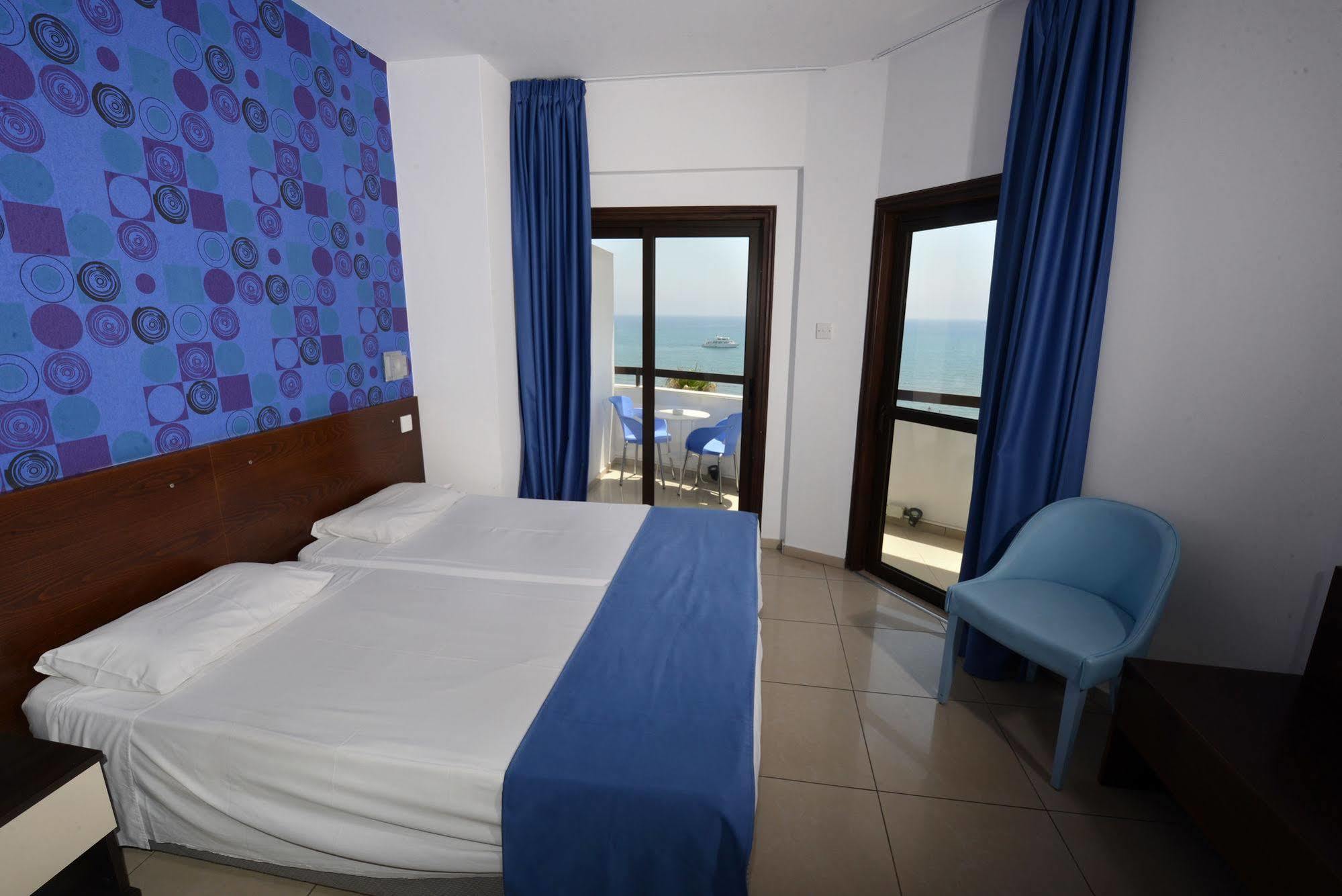 Les Palmiers Beach Boutique Hotel & Luxury Apartments Larnaca Ngoại thất bức ảnh