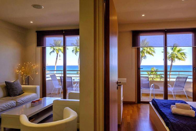 Les Palmiers Beach Boutique Hotel & Luxury Apartments Larnaca Ngoại thất bức ảnh
